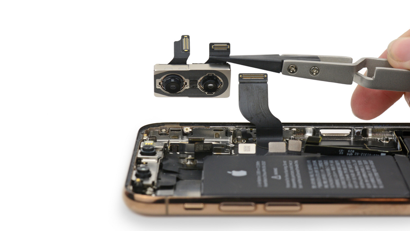 Illustration for article titled Check Out the iPhone XS' Weirdo Battery